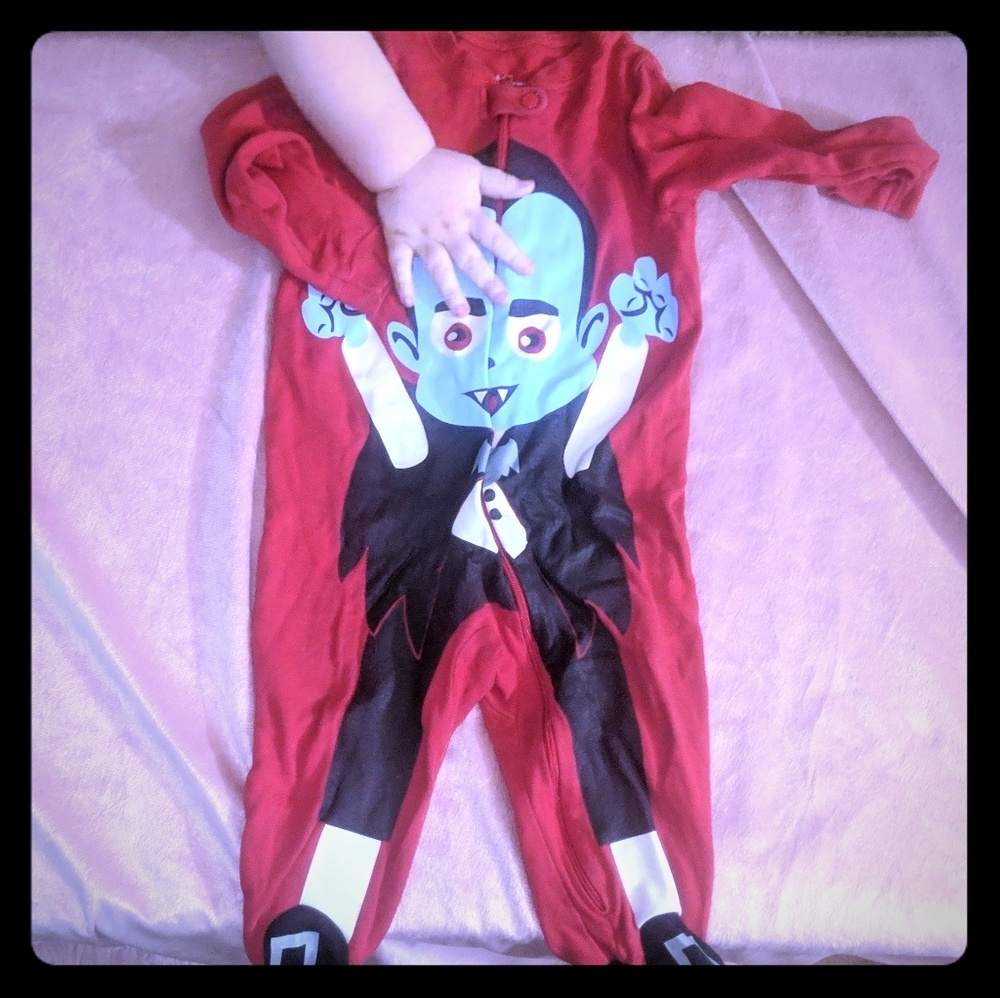 🆓 6-9 month halloween footie pajamas!